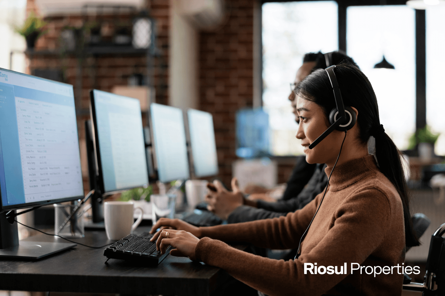 Online support and callcenter team coordinating national operations